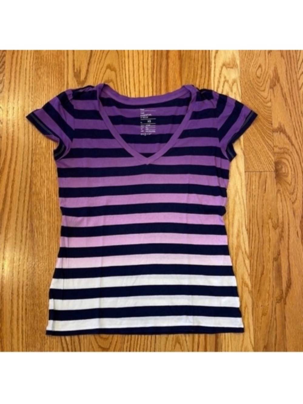 Excellent Condition GAP "The Essential V Neck" Short Sleeve Tee- Size XS